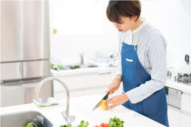 野菜を切る日本人女性
