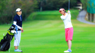 ゴルフ場でプレーする2人の日本人女性